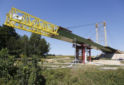 Augusztusban indult a zalalövői elkerülő új hídjának helyére tolása